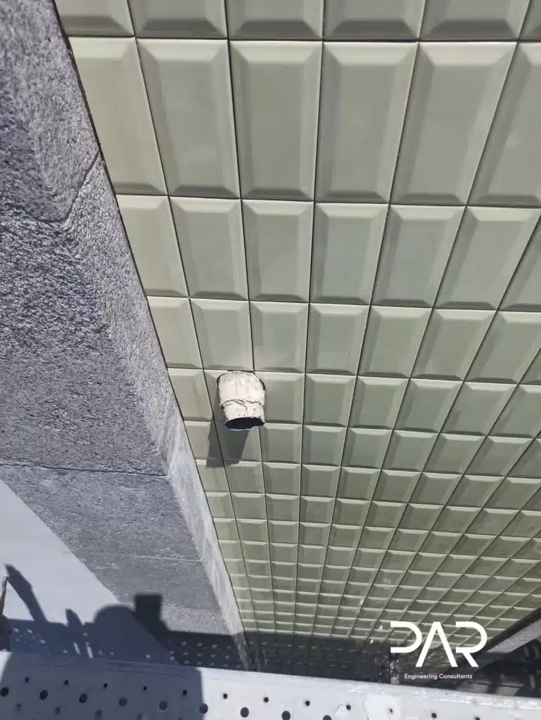 Assentamento de cerâmicos em revestimentos de fachadas