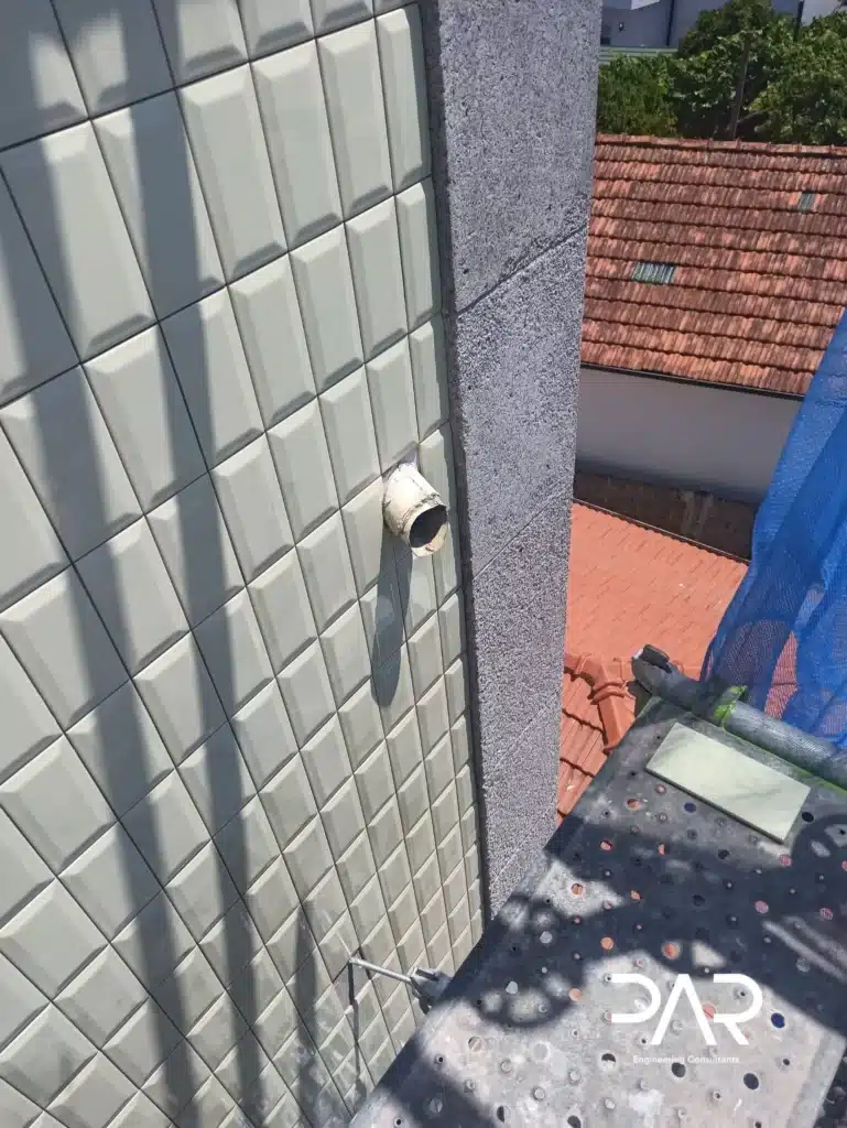 Assentamento de cerâmicos em revestimentos de fachadas