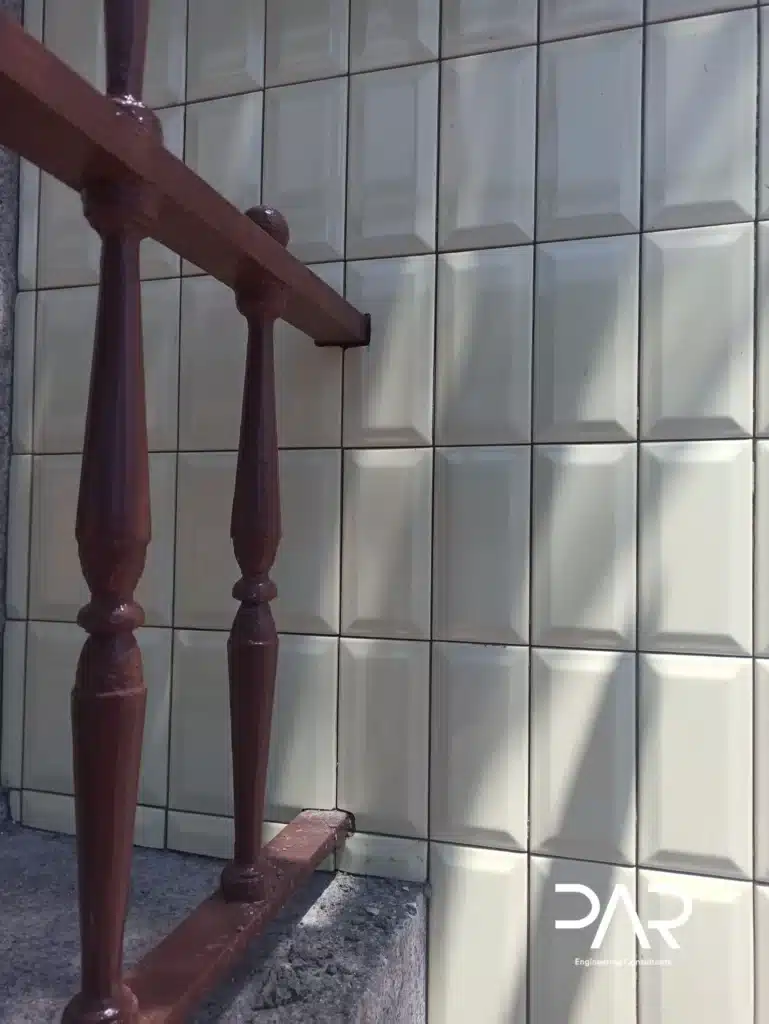 Assentamento de cerâmicos em revestimentos de fachadas