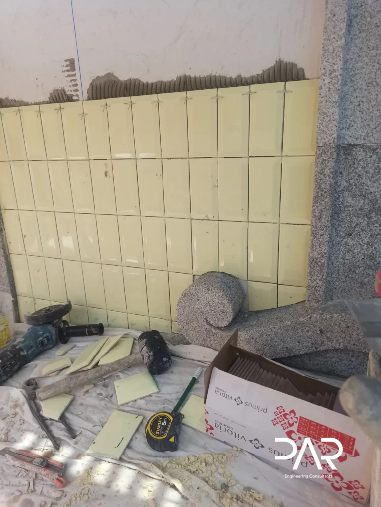 Assentamento de cerâmicos em revestimentos de fachadas