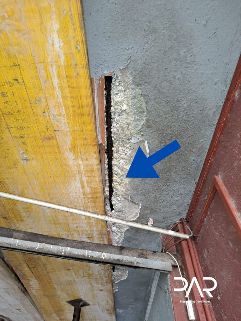 Peritagem às causas de humidade devidas a uma câmara frigorífica