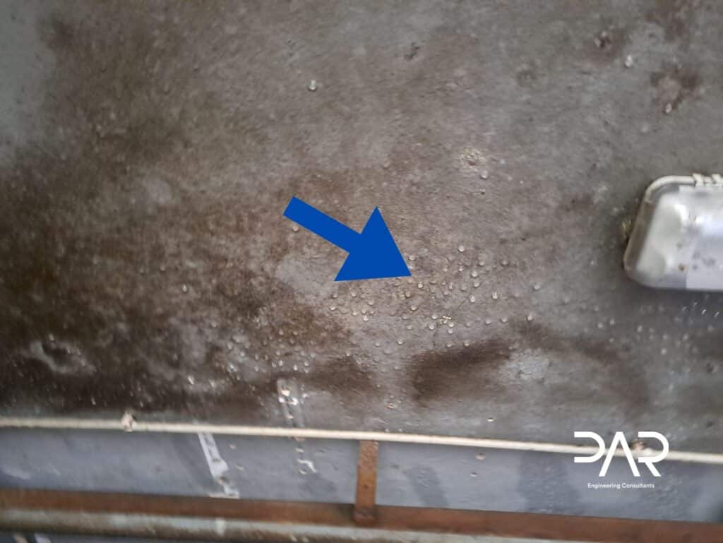 Peritagem às causas de humidade devidas a uma câmara frigorífica