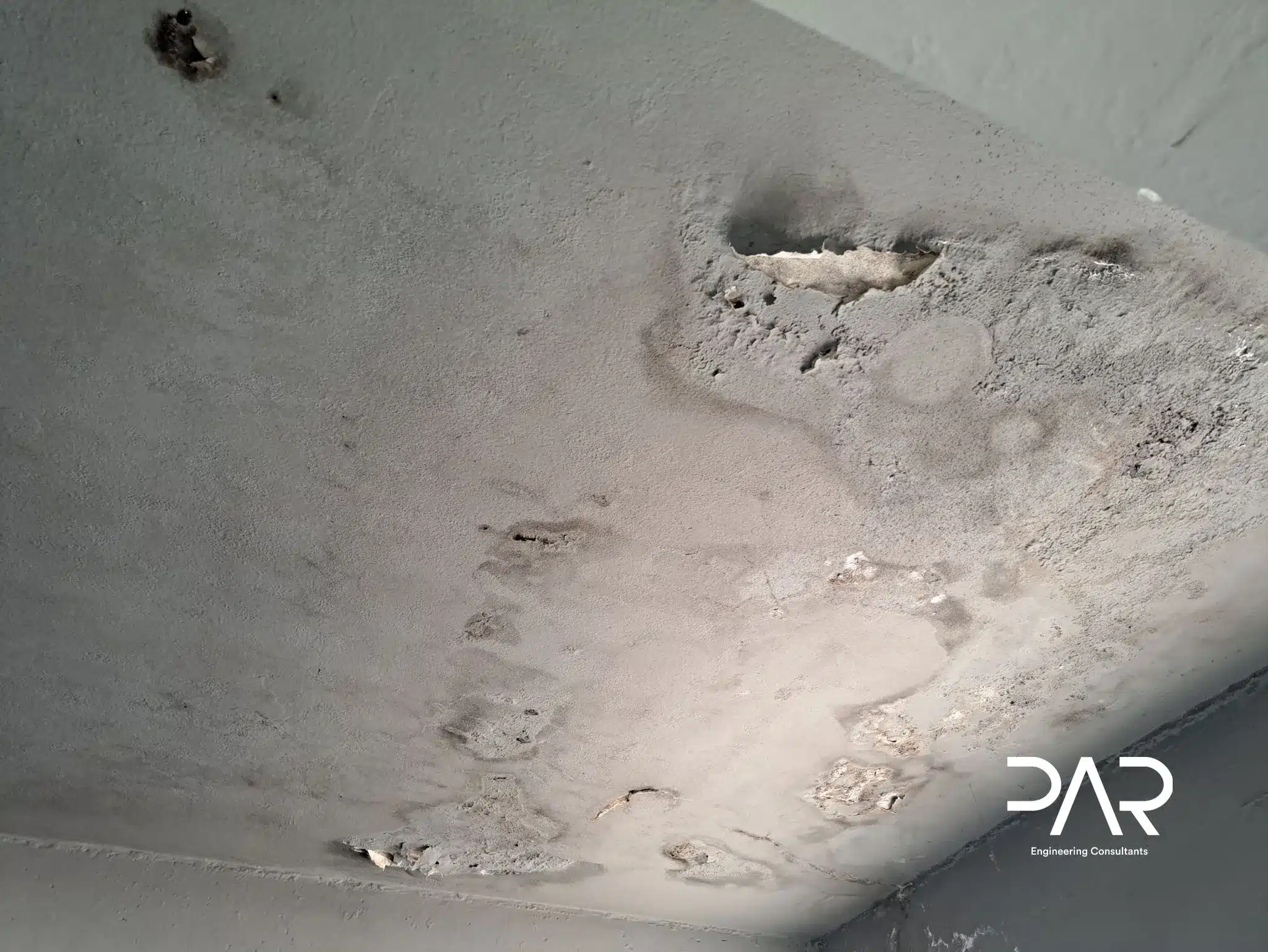 Peritagem às causas de humidade devidas a uma câmara frigorífica