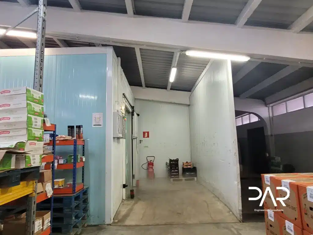 Peritagem às causas de humidade devidas a uma câmara frigorífica