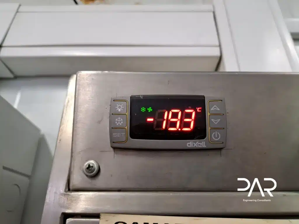 Peritagem às causas de humidade devidas a uma câmara frigorífica