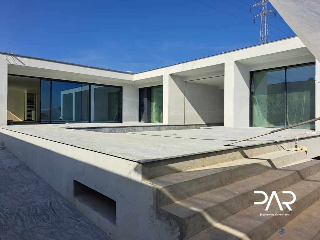 Zona-exterior-com-piscina-revestida-e-pavimento-envolvente-em-execução