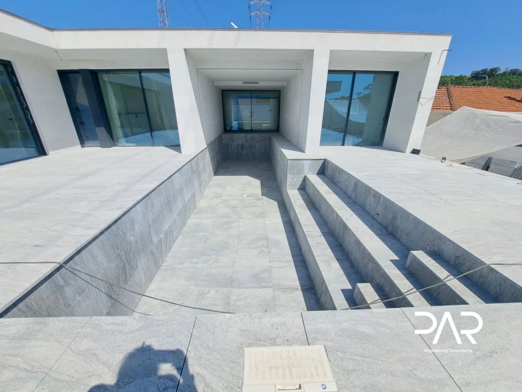 Piscina-em-fase-de-acabamentos_-com-escadas-interiores-e-revestimento-aplicado