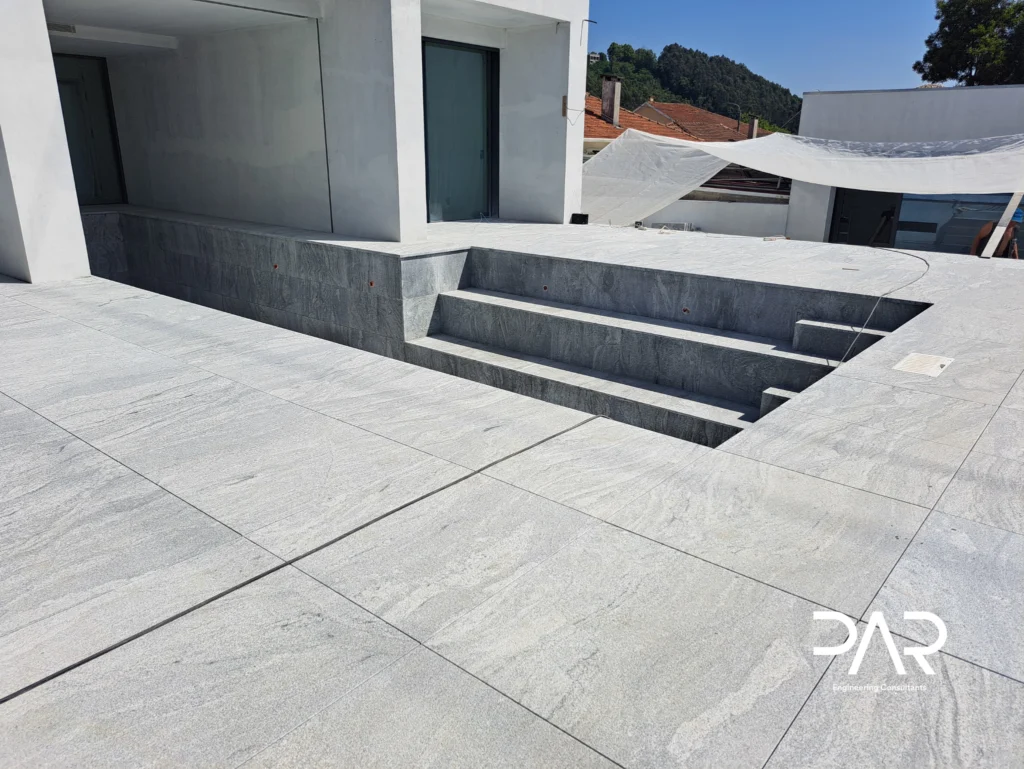 Piscina-revestida_-com-escadas-interiores-e-zona-envolvente-pavimentada