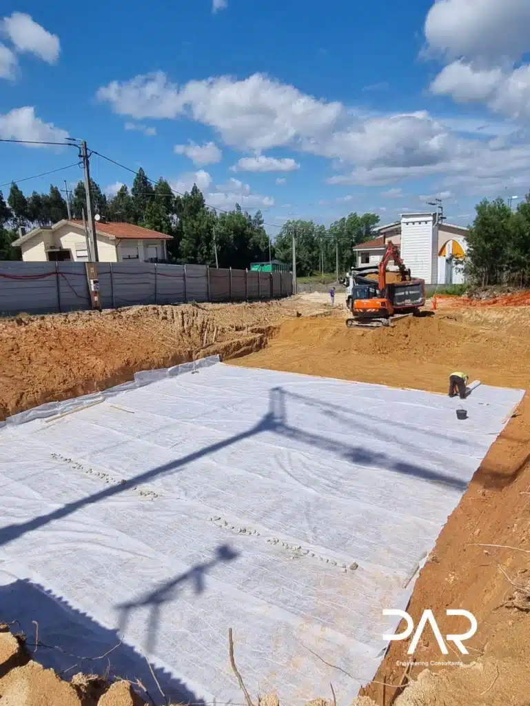 Preparação da base com aplicação de manta geotêxtil na zona de implantação.
