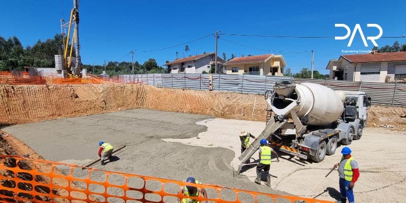 Execução de betão de limpeza para ensoleiramento em Pedroso Aplicação de betão de limpeza, fase preparatória para o ensoleiramento.