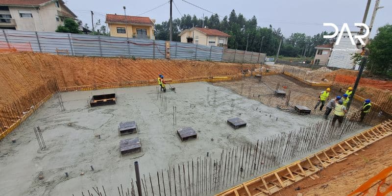 Betonagem do ensoleiramento de fundação da creche em Pedroso Vista geral da execução do ensoleiramento de fundação da creche em Pedroso