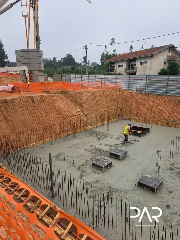 Regularização da superfície betonada no ensoleiramento de fundação da obra em Pedroso