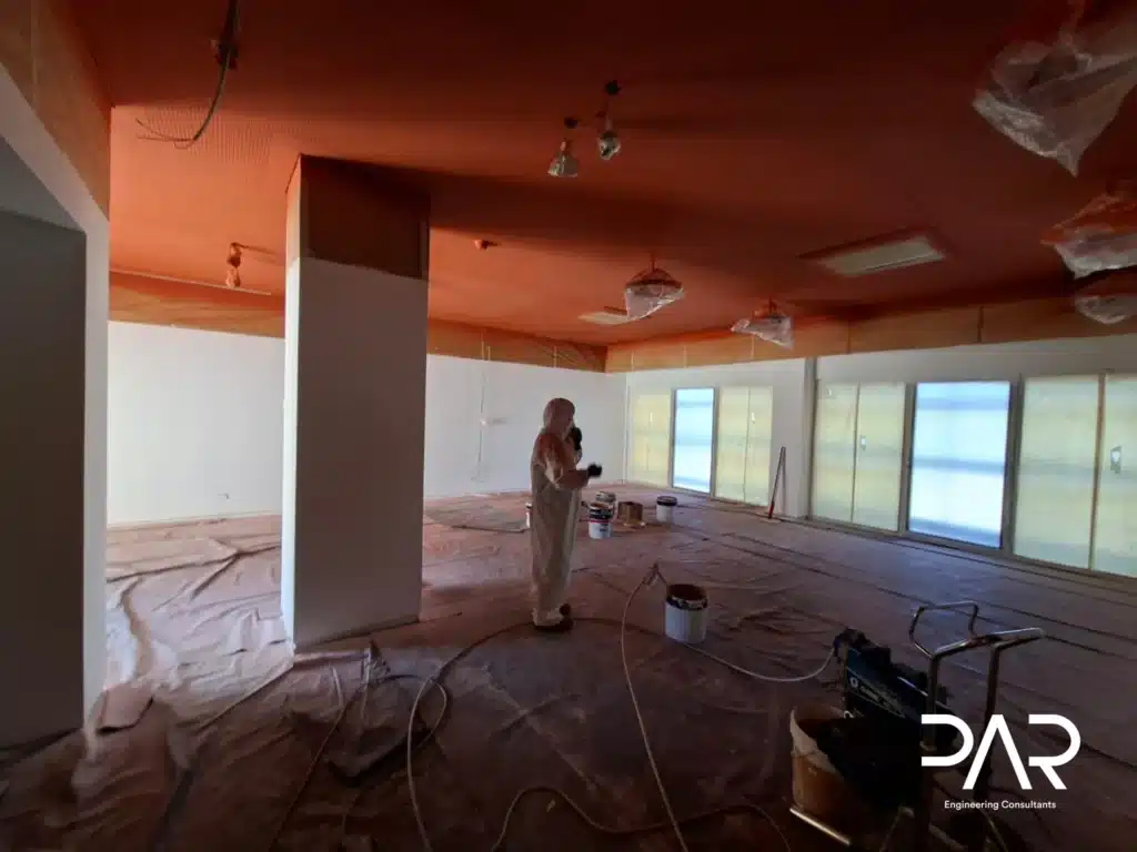 Preparação do espaço para pintura de tectos acústicos.