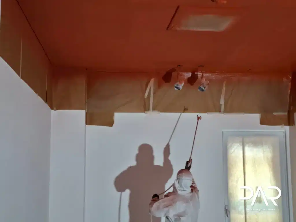 Acabamento de tecto acústico em gesso cartonado perfurado.
