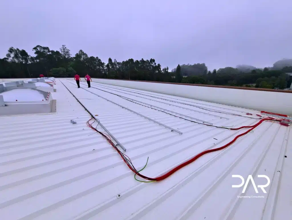 Preparação de estruturas e cablagem para instalação fotovoltaica em cobertura