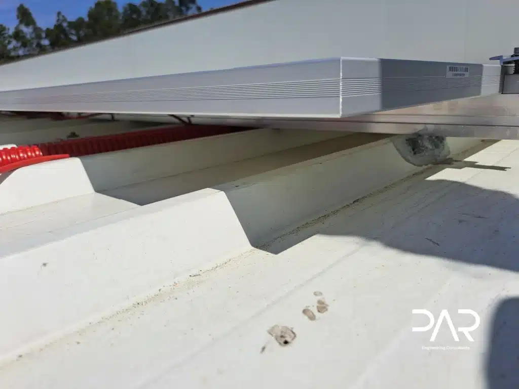 detalhe-da-estrutura-de-fixacao-dos-paineis-fotovoltaicos-na-cobertura