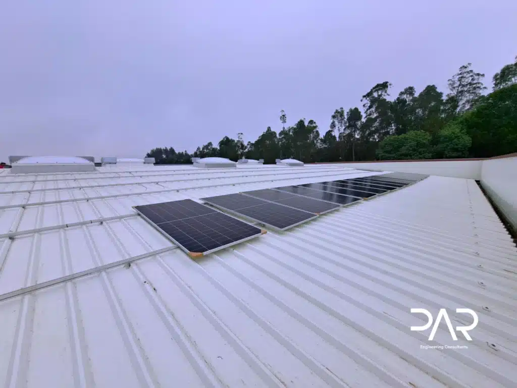 Módulos fotovoltaicos posicionados sobre a cobertura do armazém