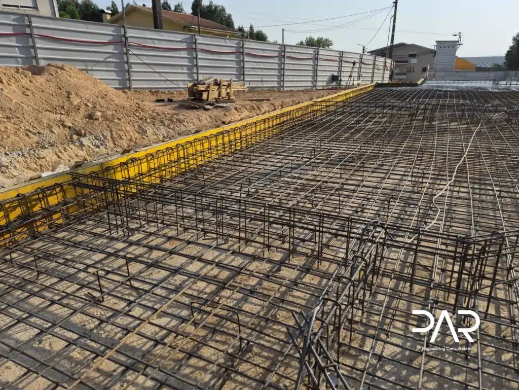 Armaduras do ensoleiramento preparadas antes da betonagem