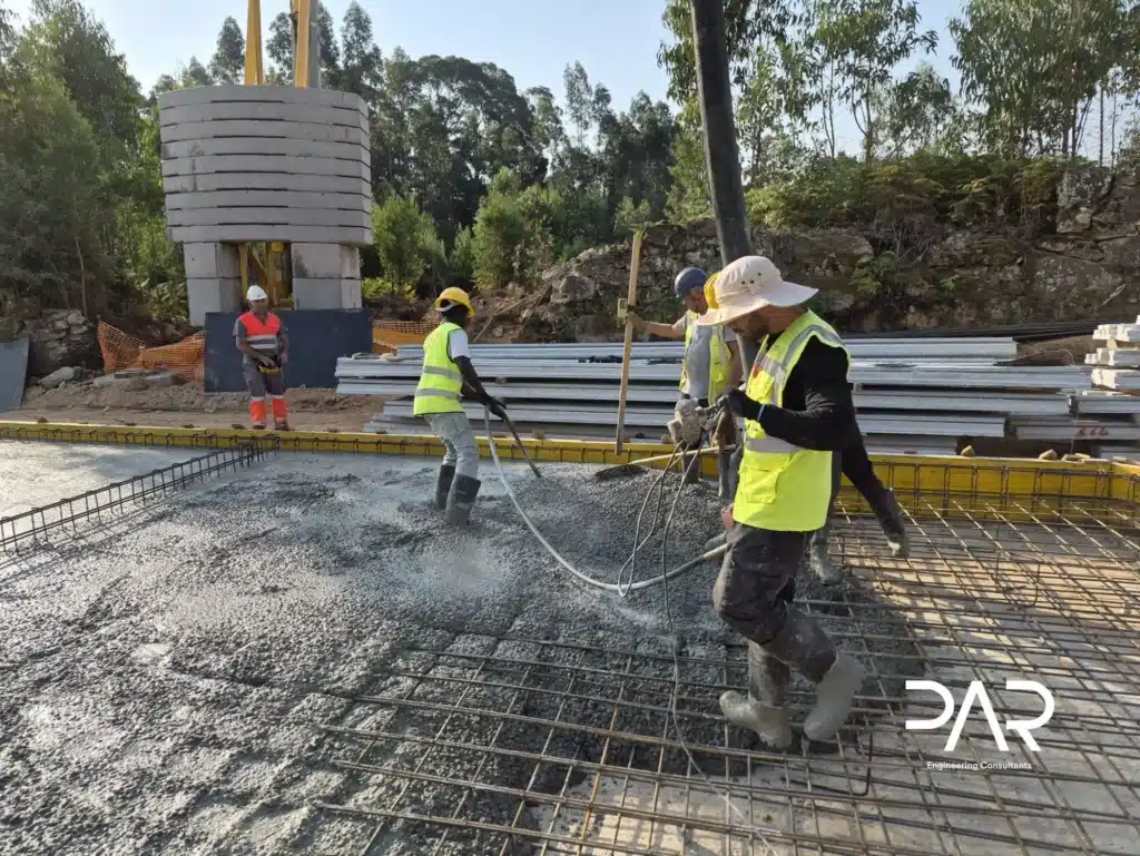 Betonagem do ensoleiramento da laje do piso 0 sobre a armadura preparada