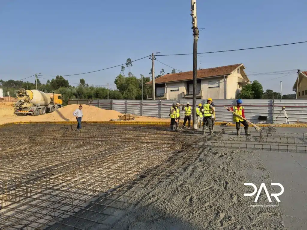 Equipa em obra durante os trabalhos de betonagem da fundação