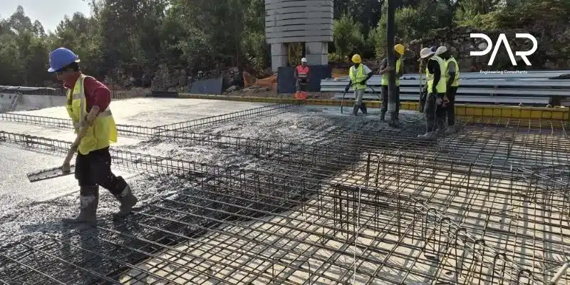 Execução e regularização do betão durante a betonagem do ensoleiramento